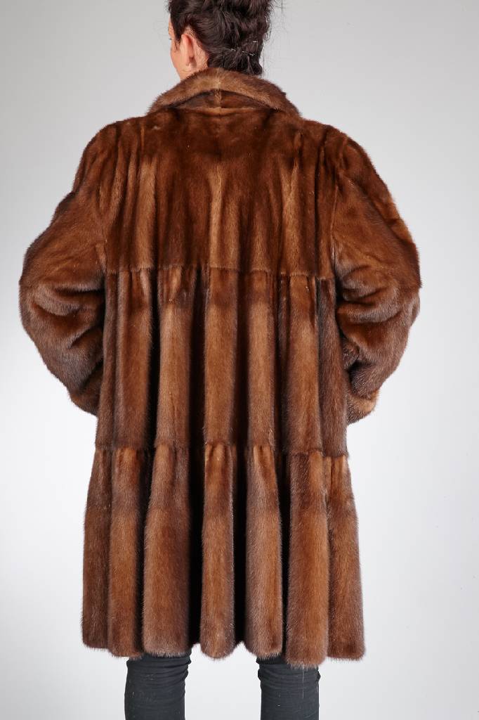 Detail a: Brauner Nerzmantel, Gr. ca. 44/46, Label: Saga Mink Superb Quality, 2 Einschub- taschen, Swingerform, Ärmel mit Umschlag, Rückenl. ca. 104 cm