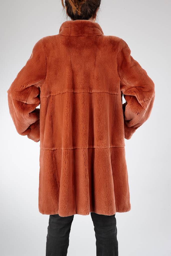 Detail a: Samtnerzpaletot, rosenholzfarb., Gr. ca. 44 cm, 2 Zierknöpfe, 2 Taschen, lachsfarbenes Innenfutter, Rückenl. ca. 94 cm