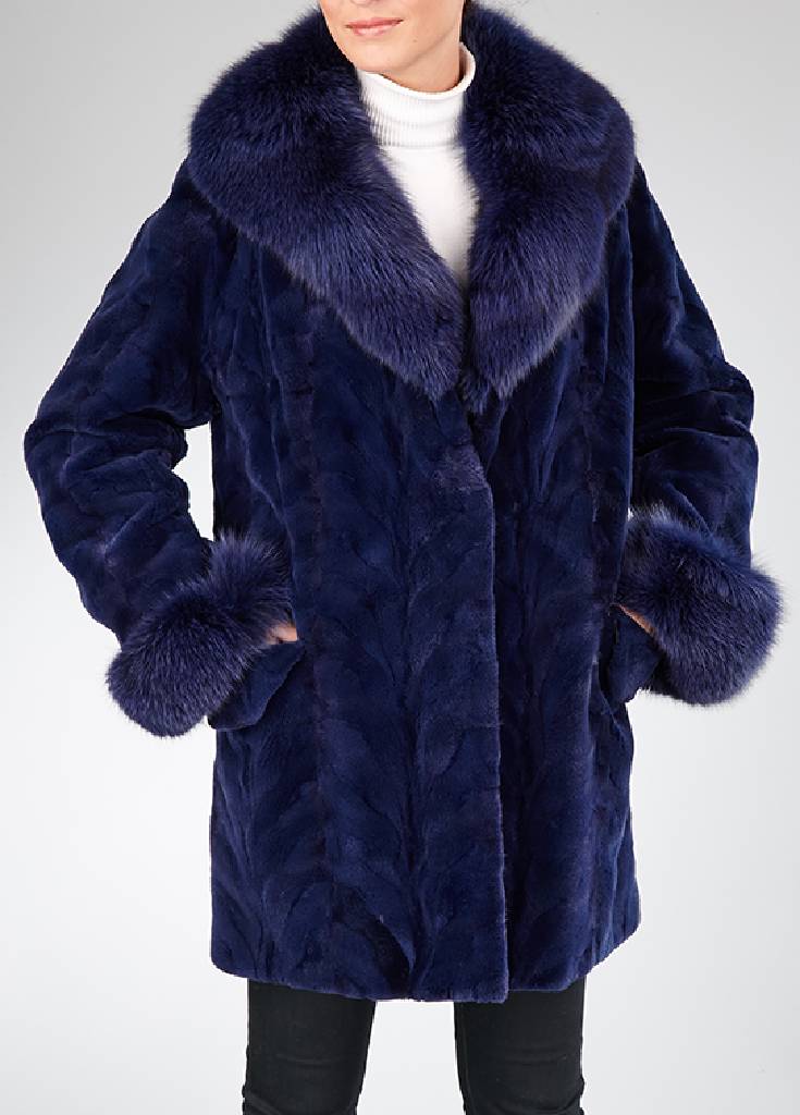 Samtnerzjacke aus Nerzpfoten, royalblau eingefärbt, Gr. ca. 42, Ärmel und Kragen aus Fuchs, 2 Taschen, metallicfarb. Innenfutter, Zierknopf, ...