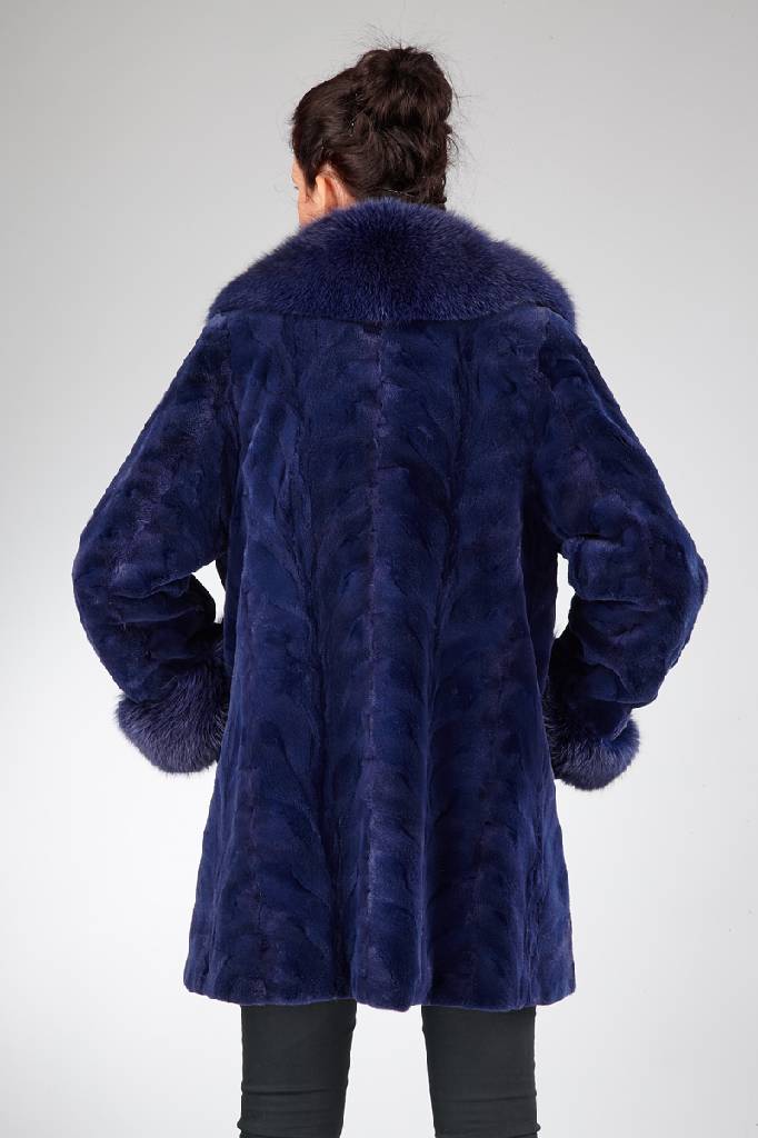 Detail a: Samtnerzjacke aus Nerzpfoten, royalblau eingefärbt, Gr. ca. 42, Ärmel und Kragen aus Fuchs, 2 Taschen, metallicfarb. Innenfutter, Zierknopf, ...
