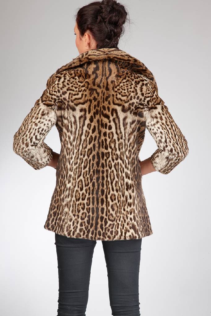 Detail a: Peludojacke, Gr. ca. 34/36, schwarzes Innenfutter, Pelzhaus KUNZE Mannheim, 2 seitl.Einschubtaschen, Rückenl. ca. 74 cm, bitte beachten Sie die ...