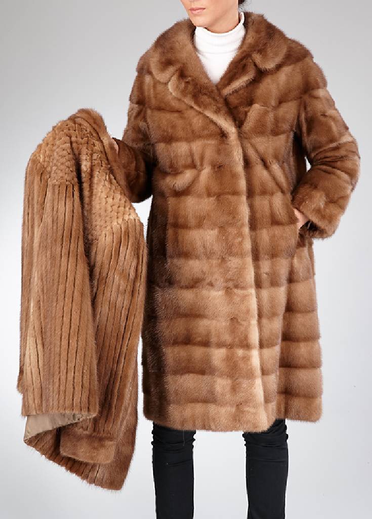 Konvolut Nerzmantel und Nerz-Longjacke, dunkelbeige, Gr. ca. 38/40, Mantel quer- verarbeitete Felle, Label: Pelzhaus Scherer, Mannheim leichte ...