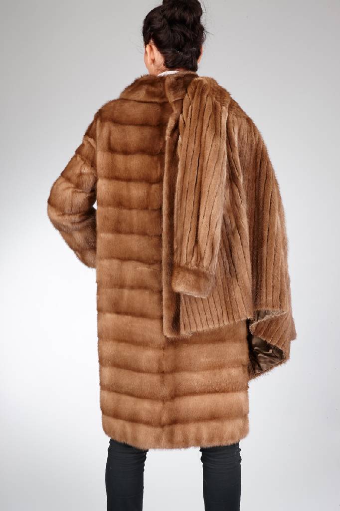 Detail a: Konvolut Nerzmantel und Nerz-Longjacke, dunkelbeige, Gr. ca. 38/40, Mantel quer- verarbeitete Felle, Label: Pelzhaus Scherer, Mannheim leichte ...