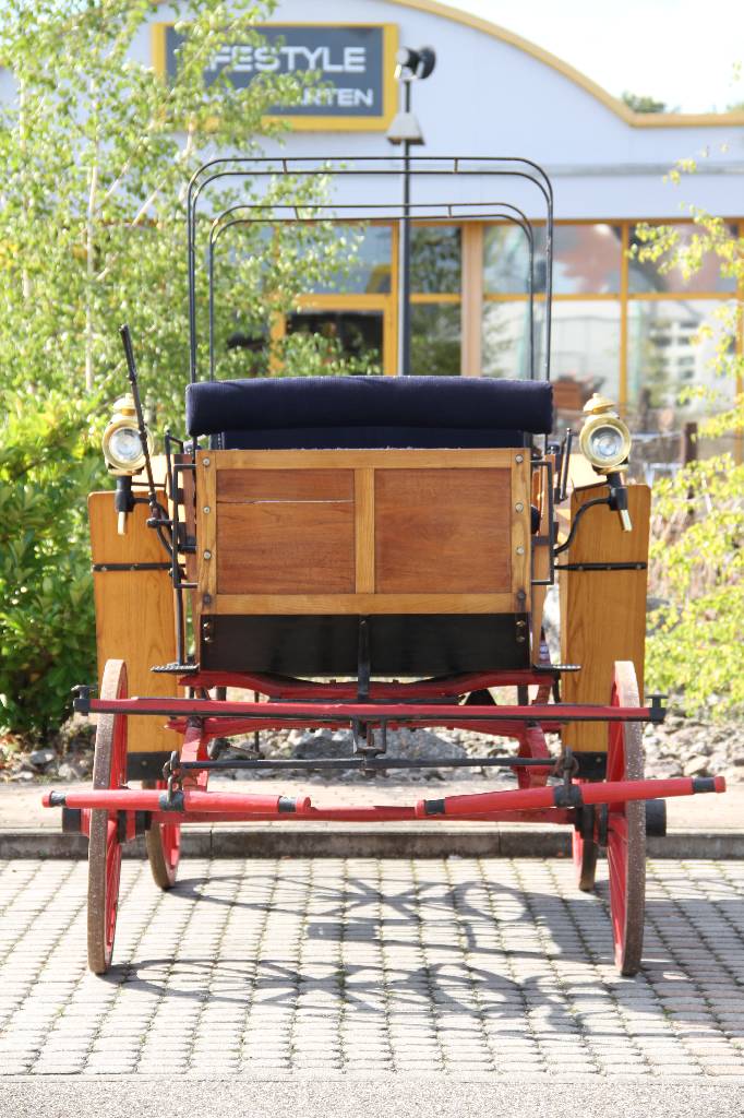 Detail b: Hoher Jagdwagen, England, um 1920, Bei dem hier angebotenen Jagdwagen handelt es sich um einen 2-Spänner aus ca. 1920. Bei der Federung aus Eisen in ...