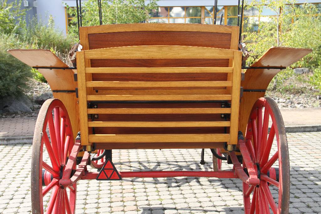 Detail d: Hoher Jagdwagen, England, um 1920, Bei dem hier angebotenen Jagdwagen handelt es sich um einen 2-Spänner aus ca. 1920. Bei der Federung aus Eisen in ...