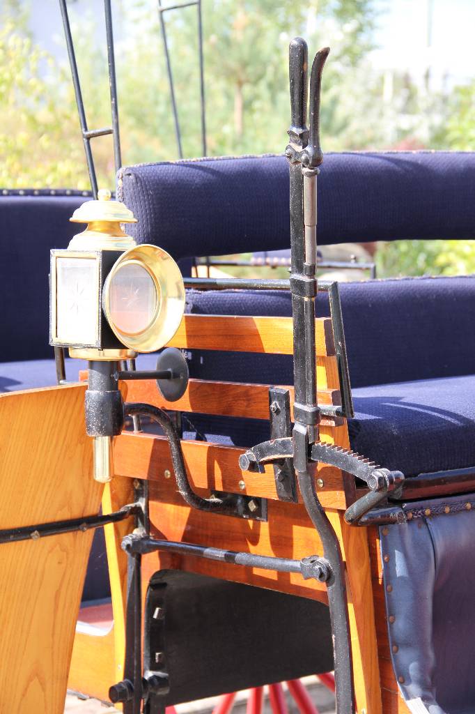 Detail e: Hoher Jagdwagen, England, um 1920, Bei dem hier angebotenen Jagdwagen handelt es sich um einen 2-Spänner aus ca. 1920. Bei der Federung aus Eisen in ...