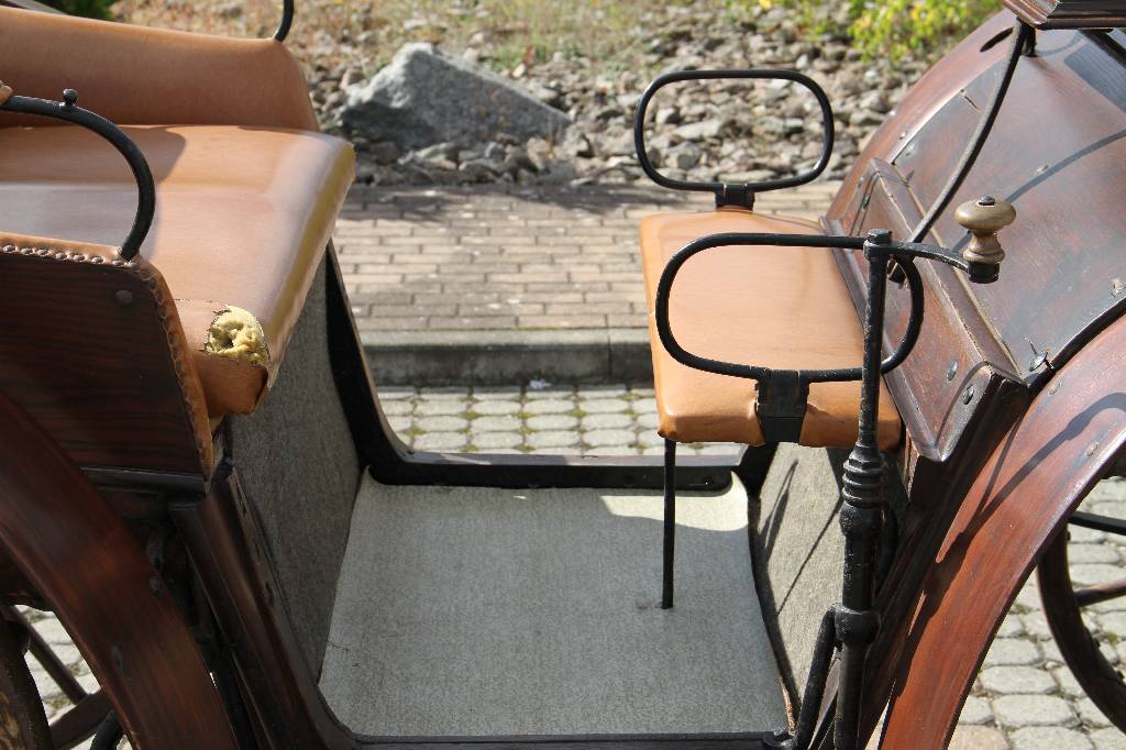 Detail d: Jagdwagen, deutsch, um 1910, Der hier angebotene 2 bzw. 4 Spänner stammt ca. aus dem Jahr 1910 und ist für 4 Personen geeignet. Bei dem Gestell ...