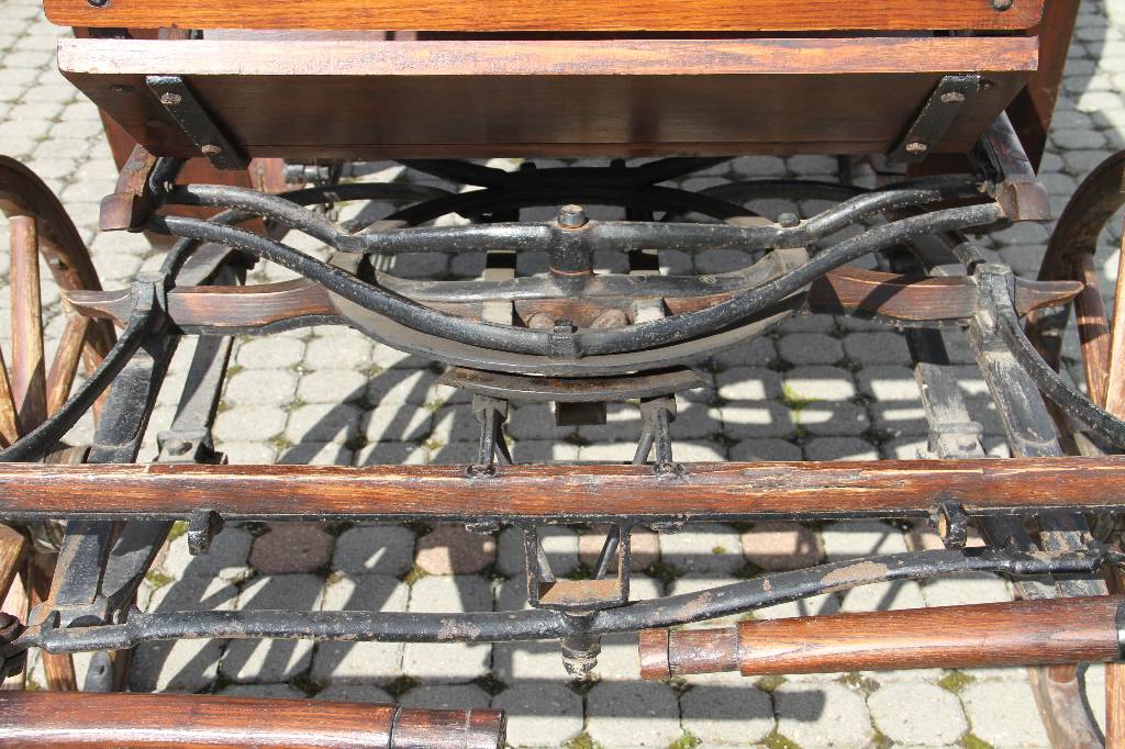 Detail f: Jagdwagen, deutsch, um 1910, Der hier angebotene 2 bzw. 4 Spänner stammt ca. aus dem Jahr 1910 und ist für 4 Personen geeignet. Bei dem Gestell ...