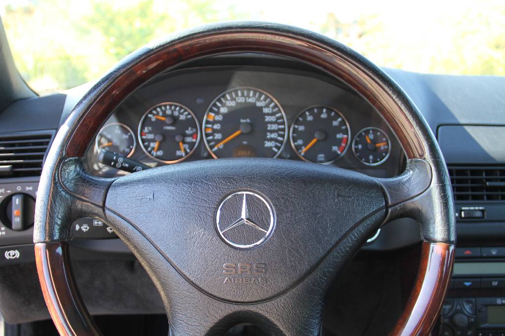 Detail h: Mercedes-Benz SL 320 R 129, EZ 05.1999, Laufleistung ca. 129.500 km, 165 kW/ 224 PS, 5-Gang Automatikgetriebe, silber, Vollleder schwarz, inkl. ...