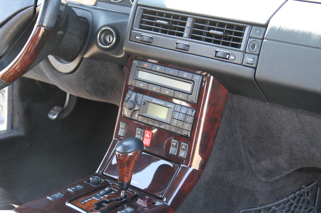 Detail i: Mercedes-Benz SL 320 R 129, EZ 05.1999, Laufleistung ca. 129.500 km, 165 kW/ 224 PS, 5-Gang Automatikgetriebe, silber, Vollleder schwarz, inkl. ...
