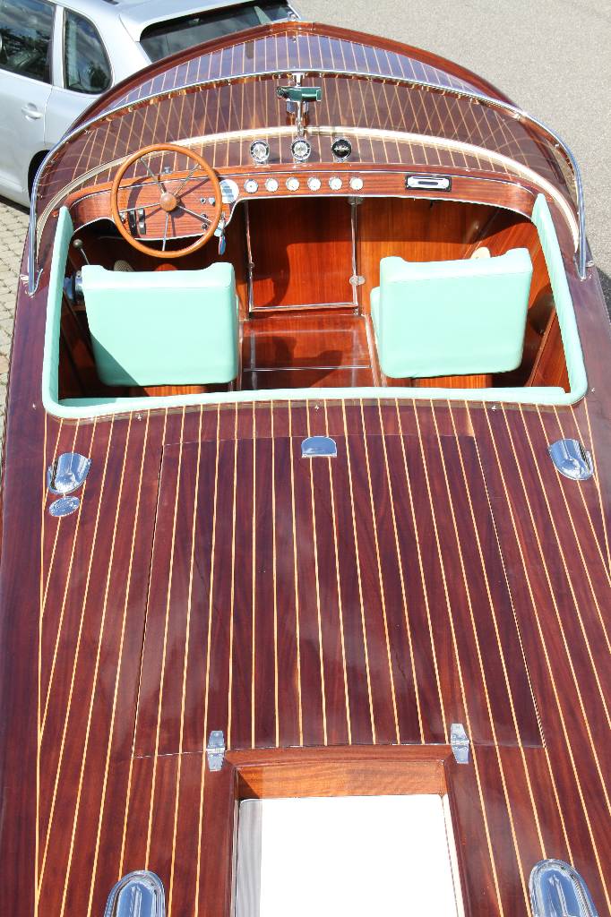 Detail b: Turkoglu Yatchik Festival 24, BJ 2001, Chrysler V8 mit 176 kW/ 240 PS, Voll Mahagoni, geeignet für 6 Personen, ca. 1.150 kg, Kategorie C, Sonnen ...