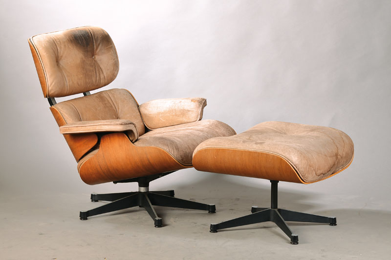 Lounge-Chair mit Ottoman, Entwurf Charles u. Ray Eames, Ausführung herman miller, Vitra, Schichtholzschalen mit verchromtem Stahlgestell, ...