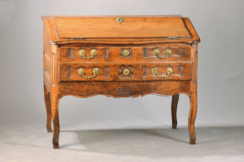 Bäuerlicher Schrägklappensekretär, Frankreich/Schweiz, um 1790, Nussbaum massiv, im 19.Jh. zum Schreibmöbel verändert, abgeschrägte ...