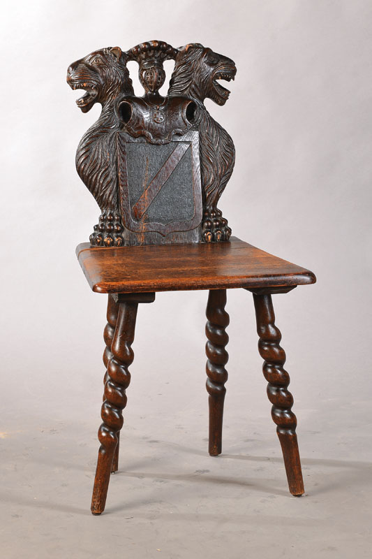 Brettstuhl, deutsch, um 1880-1890, Eiche massiv, Lehne in Form von Löwen, Schild mit Ritterrüstung, plastische Stuhlbeine, schwundrissig, schöne ...