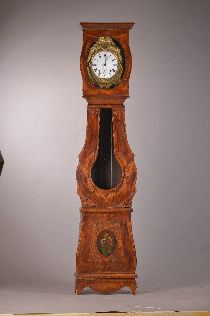 Standuhr, Frankreich, um 1880, Tannenholzgehäuse mit Brandmalerei, in angedeuteter Violinform, Sockelkartusche mit floraler Bemalung, Comtoiser ...