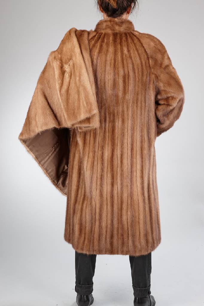 Detail a: Konvolut Nerzmantel und Nerzjacke, Gr. 38/40, 1 x Label: Pelzhaus Klimke, Hagen, braunes Innenfutter mit Stickerei, Stehkragen, 2 Einschubtaschen, ...