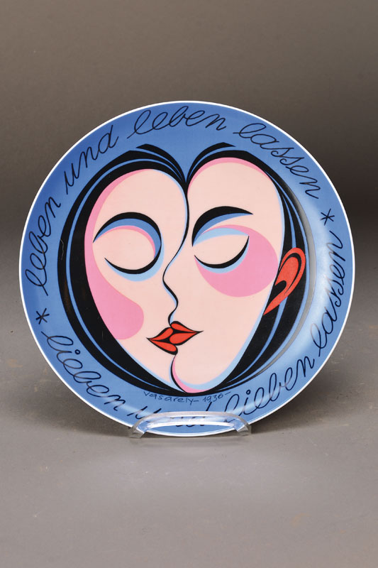 Victor Vasarely, 1906-1997, Künstler-Teller Nr. 13 in Originalverpackung, nummeriert 26/5000, mit dem Namenszug im Teller, D. ca. 26 cm