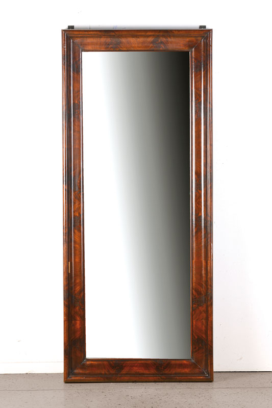 Wandspiegel, 2.H.19 Jh., Pyramidenmahagonifurnier auf Weichholzkorpus, Wellenprofil, wenige Alters- u. Furniersch., ca. 154x64 cm