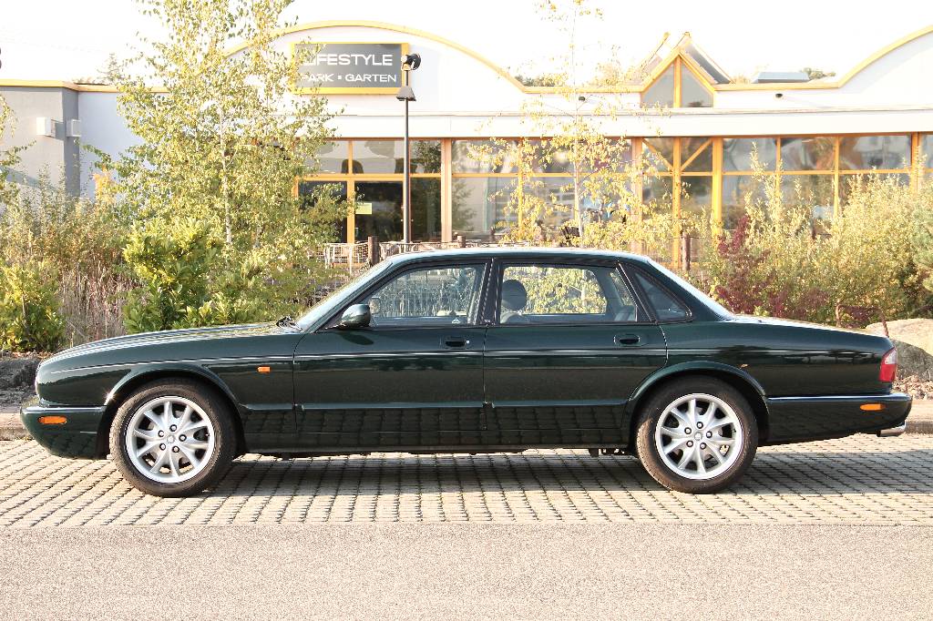 Detail b: Jaguar XJ8 Sport, EZ 04.1999, Laufleistung ca. 96.000 km, TÜV bis 10.2017, 209 kW/ 286 PS, 8-Zylinder, 5-Gang Automatikgetriebe, grün, Vollleder ...