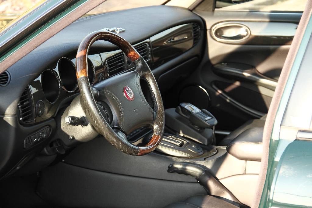 Detail e: Jaguar XJ8 Sport, EZ 04.1999, Laufleistung ca. 96.000 km, TÜV bis 10.2017, 209 kW/ 286 PS, 8-Zylinder, 5-Gang Automatikgetriebe, grün, Vollleder ...
