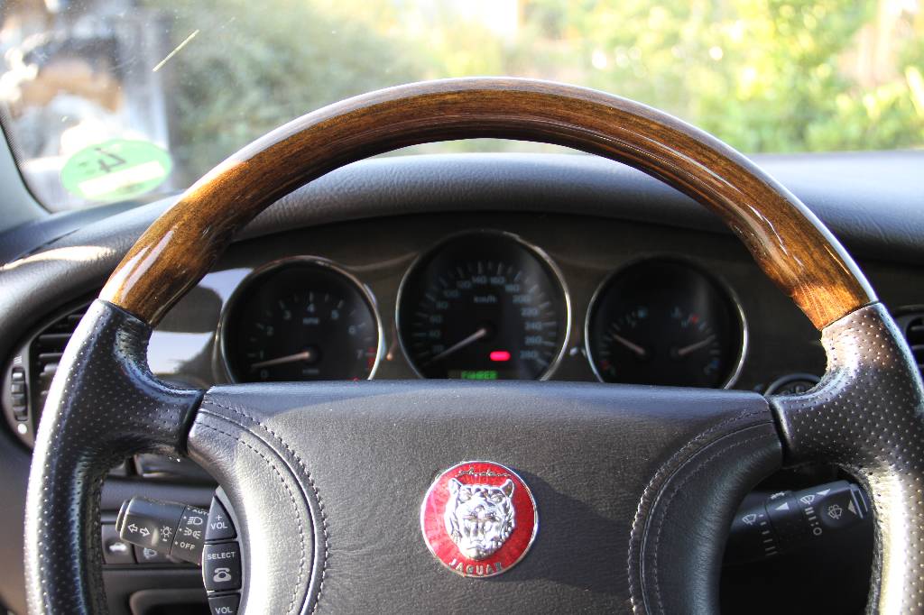 Detail f: Jaguar XJ8 Sport, EZ 04.1999, Laufleistung ca. 96.000 km, TÜV bis 10.2017, 209 kW/ 286 PS, 8-Zylinder, 5-Gang Automatikgetriebe, grün, Vollleder ...