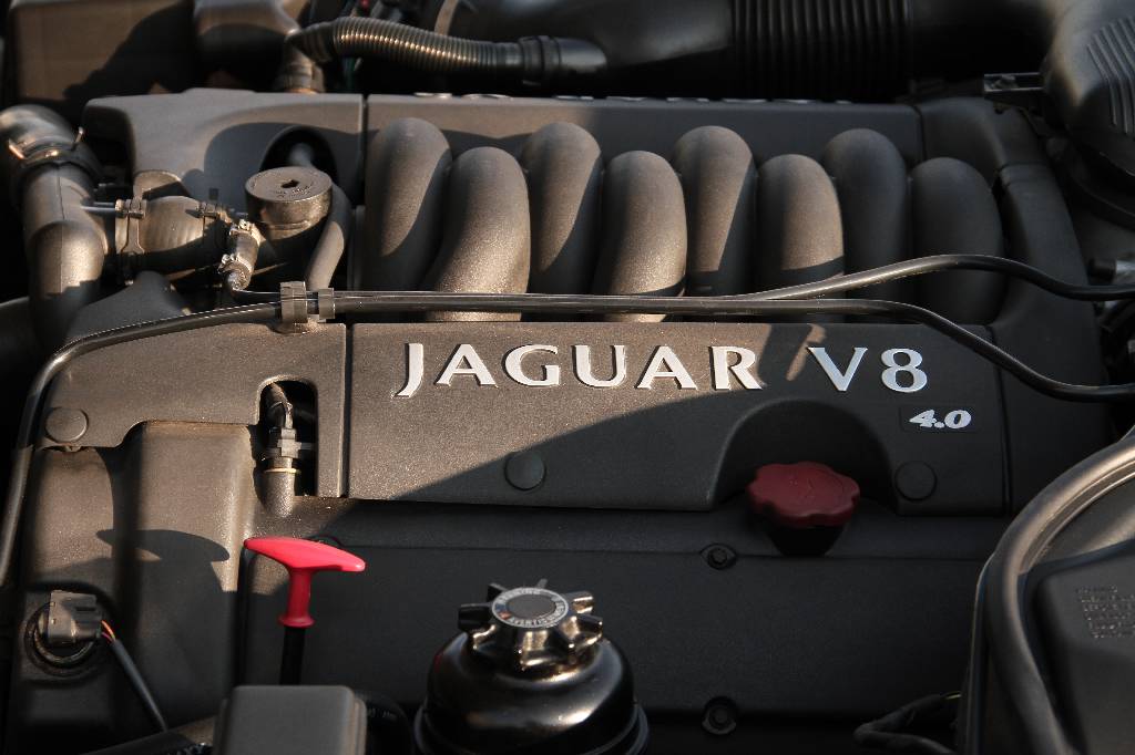Detail i: Jaguar XJ8 Sport, EZ 04.1999, Laufleistung ca. 96.000 km, TÜV bis 10.2017, 209 kW/ 286 PS, 8-Zylinder, 5-Gang Automatikgetriebe, grün, Vollleder ...