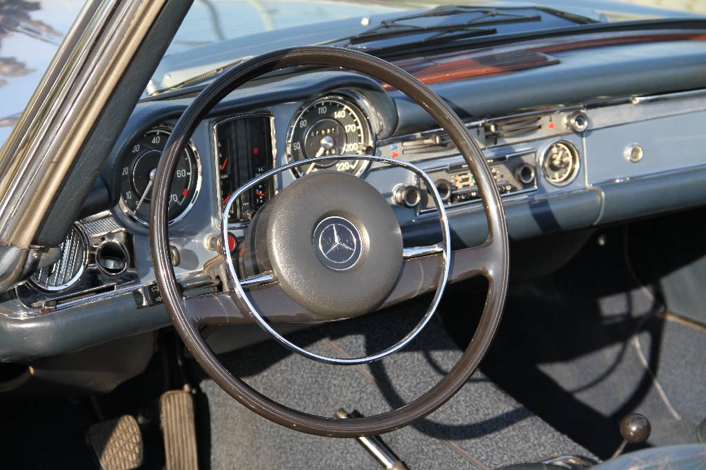 Detail i: Mercedes-Benz 280 SL Pagode, EZ 05.1969, Laufleistung ca. 27.534 km abgelesen, TÜV bis 05.2016, H-Zulassung, 125 kW/ 170 PS, 6-Zylinder, ...