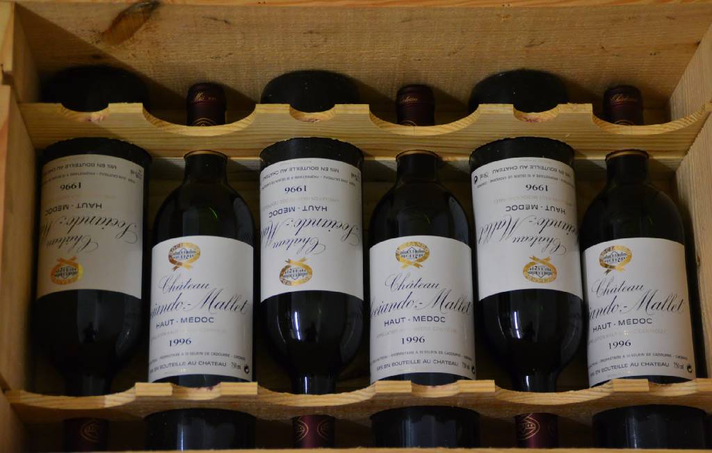 6 Flaschen 1996 Chateau Sociando Mallet, Haut-Medoc, je ca. top shoulder und into neck,je ca. 75 cl, unverkostet, Jean Marc Quarin 92/100, in ...