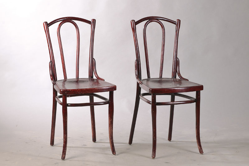 Großer Satz aus 16 Thonet-Stühlen, Nr. 56 mit Seitenverstärkungen, frühes 20.Jh., Bugholz rot gebeizt, Sitzfläche mit klassischer geprägten ...