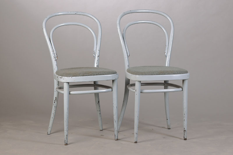 Paar Bugholzstühle nach Thonet Nr. 14, 20.Jh., Buchenholz grau gefaßt, Sitzfläche mit Stoff bespannt u. l. gepolstert, mit Gebr.-Sp. u. ...