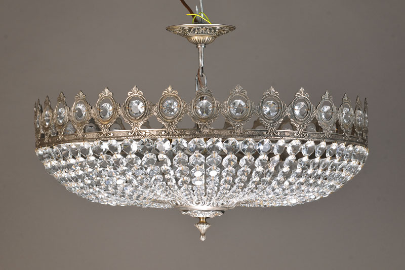 Massiver Weissbronze-Prismenlüster (sog. Korblüster), Spanien, um 1925/30, in klassizistischer Formsprache, vollständige gereinigte ...