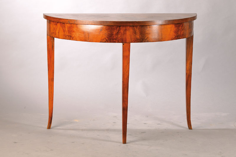 Demi-Lune-Konsole, südwestdeutsch, um 1815/20 , Nussbaum massiv u. furniert, halbrunde Form, konische Vierkantbeine l. abgespreizt, alt belassen, l. ...