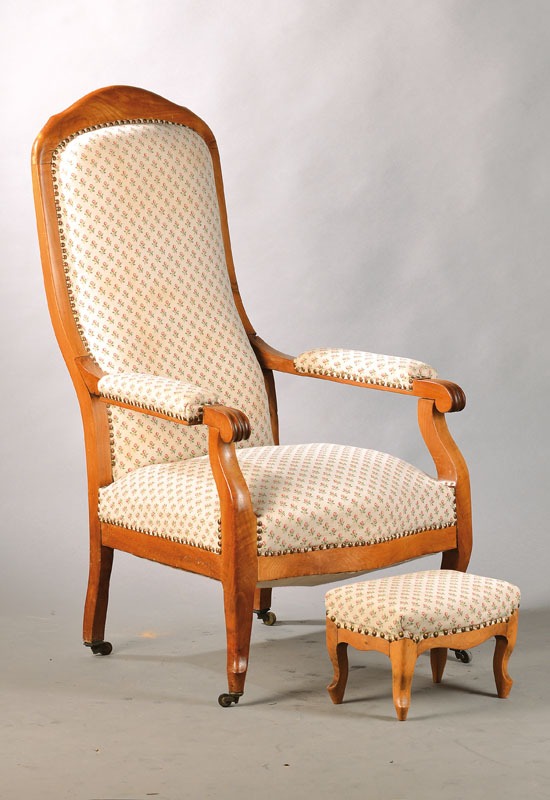 Voltaire Sessel mit passendem Fußbänkchen, süddeutsch, um 1850/60, Kirchbaum massiv z.T. gerieft, neu bezogen jedoch mit Gebr.- Sp., Reste alten ...