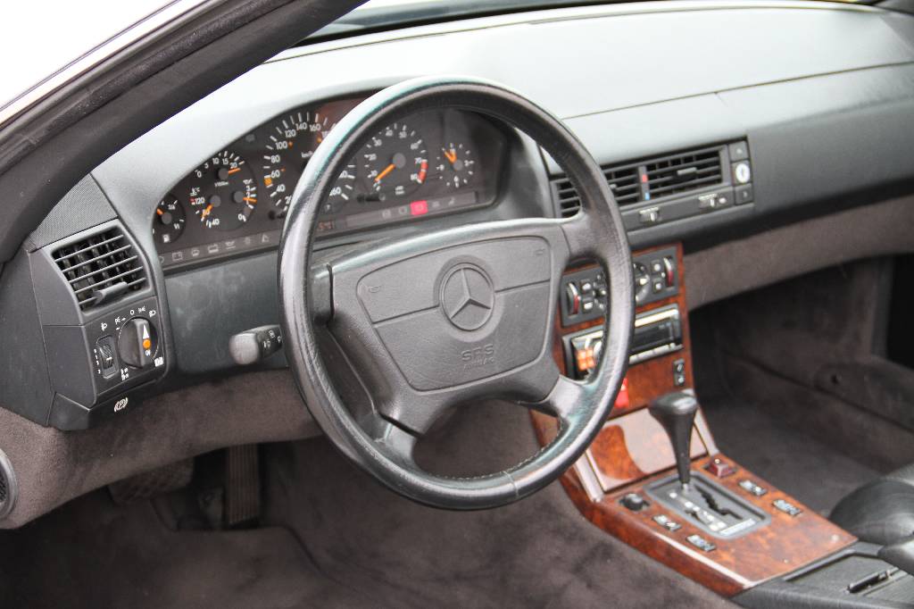 Detail h: Mercedes-Benz SL 300 24 V R 129, EZ 02.1992, Laufleistung ca. 173.978 km, 170 kW/ 231 PS, 6-Zylinder, Automatikgetriebe, silber, Vollleder schwarz, ...