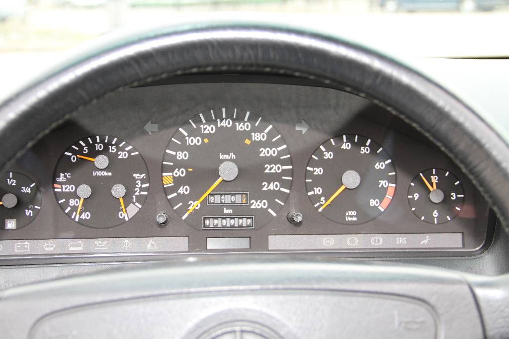 Detail i: Mercedes-Benz SL 300 24 V R 129, EZ 02.1992, Laufleistung ca. 173.978 km, 170 kW/ 231 PS, 6-Zylinder, Automatikgetriebe, silber, Vollleder schwarz, ...