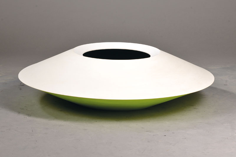 Gerhard Mantz, geb. 1950, Wandobjekt, Holz/Acryl, auf der Unterseite signiert und datiert 89, h. ca. 25 cm, D. ca. 85 cm
