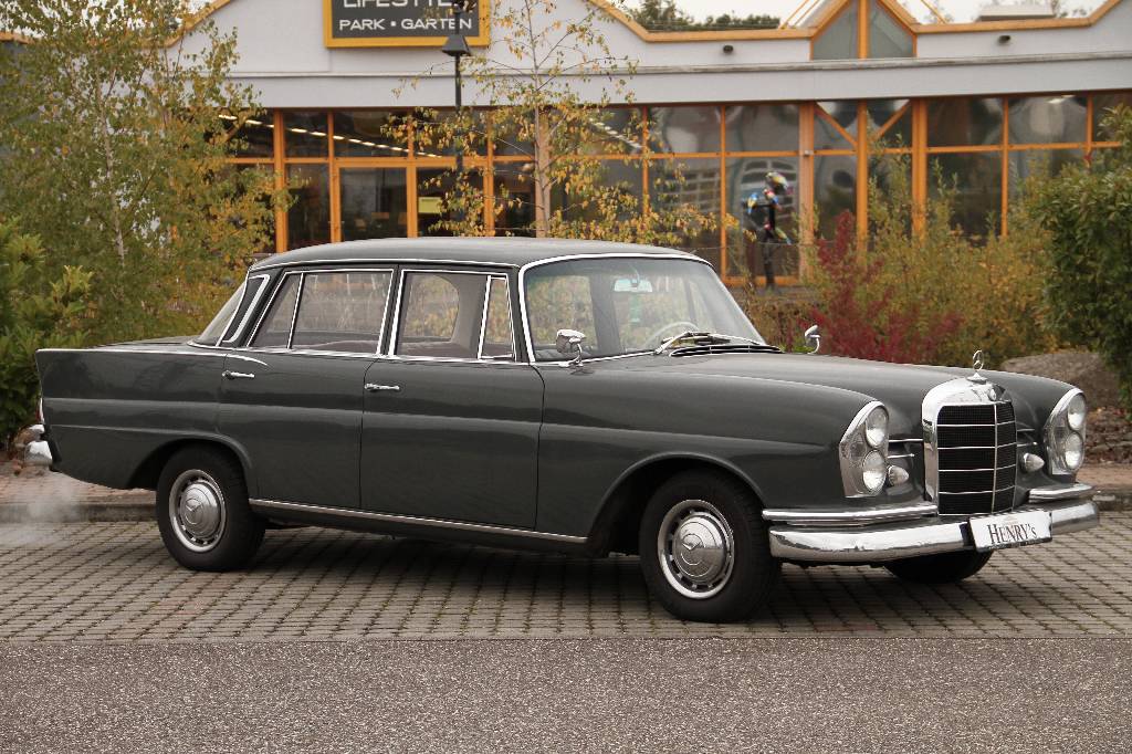 Mercedes-Benz 220 S W 111, EZ 02.1963, Laufleistung 44.333 km abgelesen, H- zulassungsfähig, 77 kW/ 105 PS, Automatikgetriebe, grau, rot, Fahrzeug ...