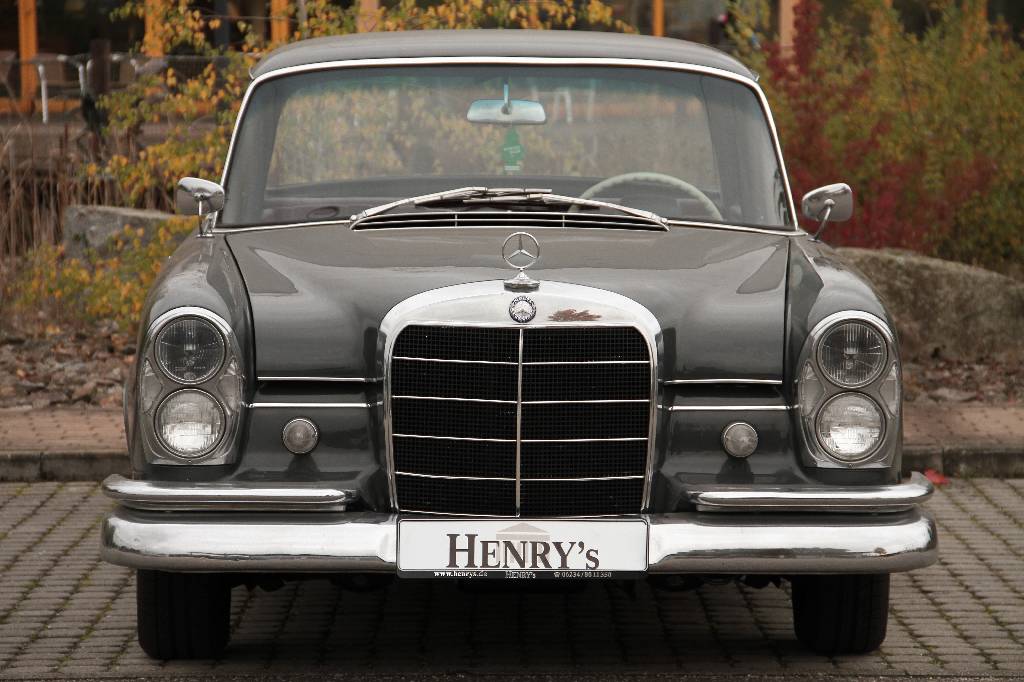 Detail a: Mercedes-Benz 220 S W 111, EZ 02.1963, Laufleistung 44.333 km abgelesen, H- zulassungsfähig, 77 kW/ 105 PS, Automatikgetriebe, grau, rot, Fahrzeug ...