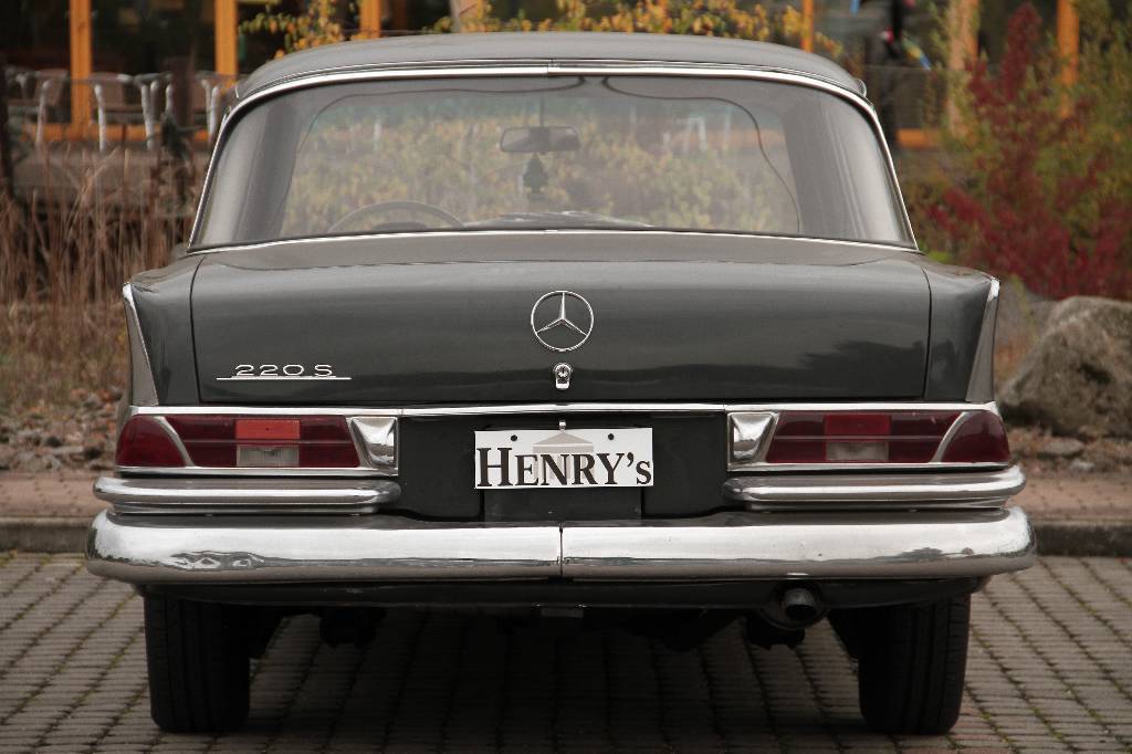 Detail b: Mercedes-Benz 220 S W 111, EZ 02.1963, Laufleistung 44.333 km abgelesen, H- zulassungsfähig, 77 kW/ 105 PS, Automatikgetriebe, grau, rot, Fahrzeug ...