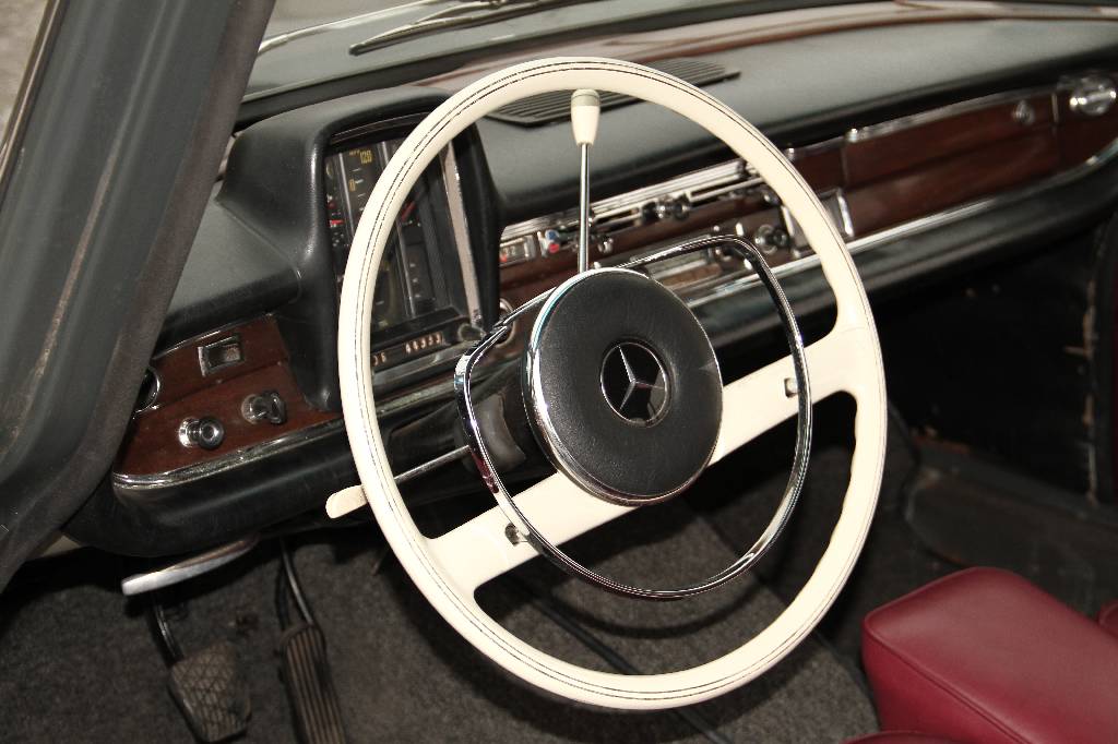 Detail d: Mercedes-Benz 220 S W 111, EZ 02.1963, Laufleistung 44.333 km abgelesen, H- zulassungsfähig, 77 kW/ 105 PS, Automatikgetriebe, grau, rot, Fahrzeug ...