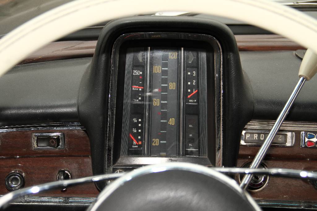 Detail e: Mercedes-Benz 220 S W 111, EZ 02.1963, Laufleistung 44.333 km abgelesen, H- zulassungsfähig, 77 kW/ 105 PS, Automatikgetriebe, grau, rot, Fahrzeug ...