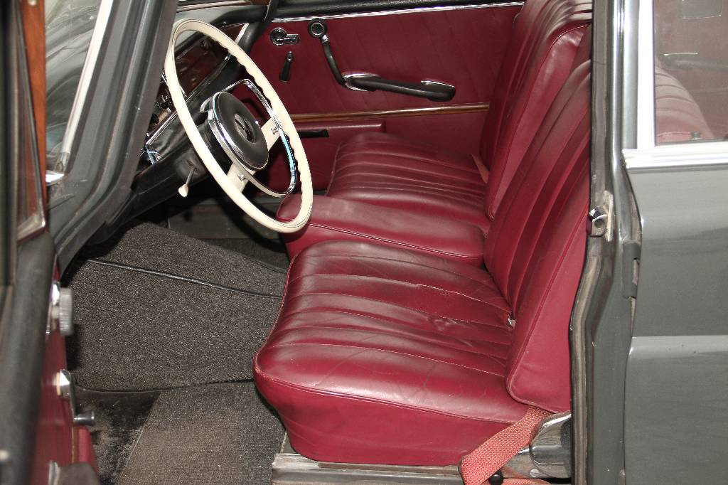 Detail f: Mercedes-Benz 220 S W 111, EZ 02.1963, Laufleistung 44.333 km abgelesen, H- zulassungsfähig, 77 kW/ 105 PS, Automatikgetriebe, grau, rot, Fahrzeug ...