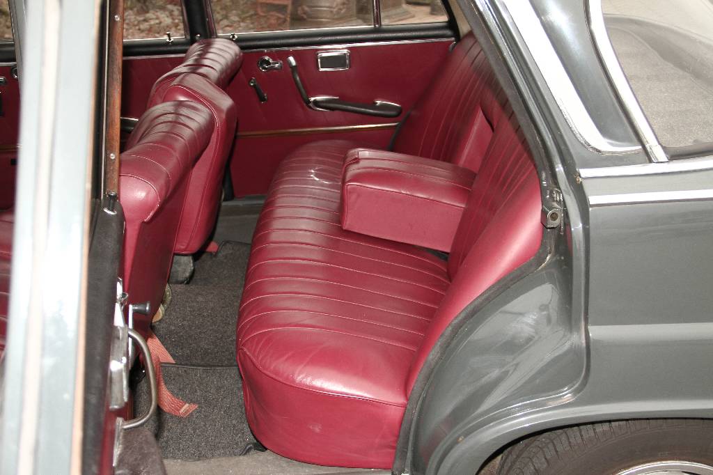 Detail g: Mercedes-Benz 220 S W 111, EZ 02.1963, Laufleistung 44.333 km abgelesen, H- zulassungsfähig, 77 kW/ 105 PS, Automatikgetriebe, grau, rot, Fahrzeug ...