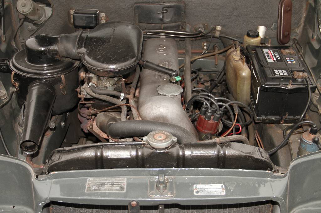 Detail i: Mercedes-Benz 220 S W 111, EZ 02.1963, Laufleistung 44.333 km abgelesen, H- zulassungsfähig, 77 kW/ 105 PS, Automatikgetriebe, grau, rot, Fahrzeug ...