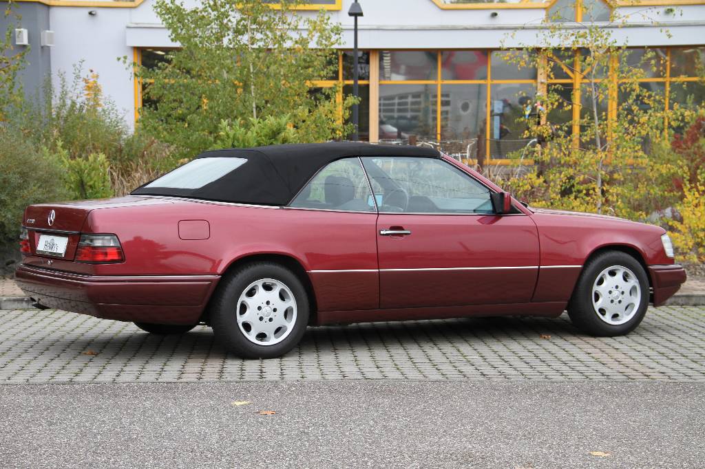 Detail b: Mercedes-Benz E 220 Cabriolet W 124, EZ 04.1994, Laufleistung ca. 185.245 km, TÜV 01.2016, 110 kW/ 150 PS, 6 Zylinder, Automatikgetriebe, rot, ...