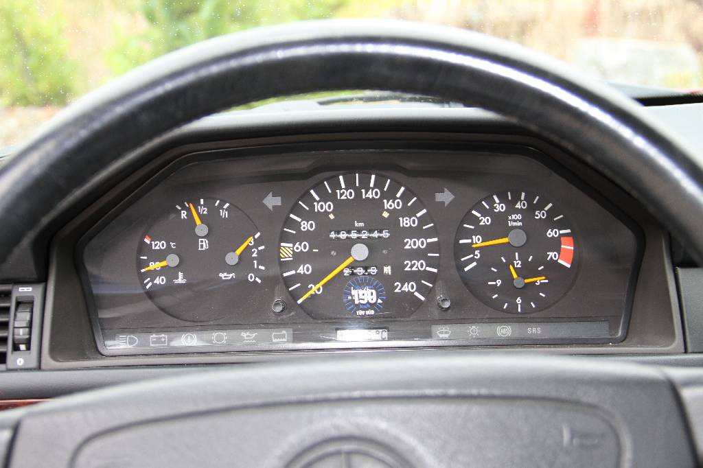 Detail e: Mercedes-Benz E 220 Cabriolet W 124, EZ 04.1994, Laufleistung ca. 185.245 km, TÜV 01.2016, 110 kW/ 150 PS, 6 Zylinder, Automatikgetriebe, rot, ...