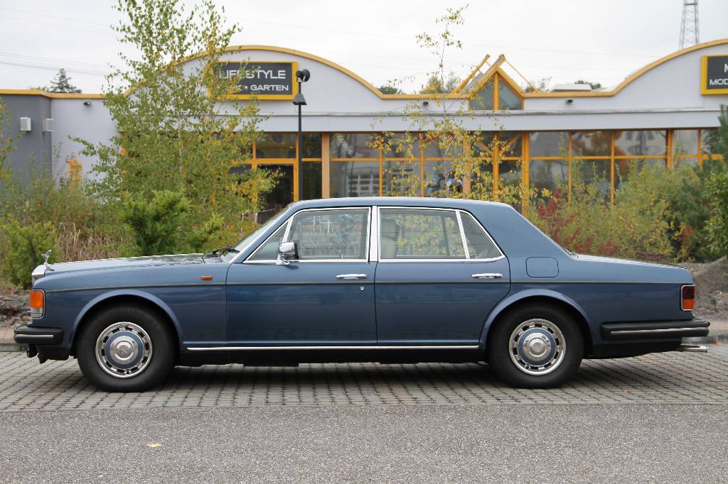 Detail b: Rolls-Royce Silver Spirit I, EZ 08.1982, Laufleistung 89.271 miles abgelesen, H- Zulassung, 162 kW/ 220 PS, Automatikgetriebe, blau, beige, ...