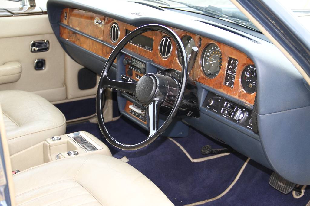 Detail e: Rolls-Royce Silver Spirit I, EZ 08.1982, Laufleistung 89.271 miles abgelesen, H- Zulassung, 162 kW/ 220 PS, Automatikgetriebe, blau, beige, ...