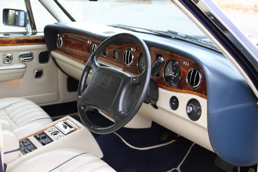 Detail d: Rolls-Royce Silver Spirit III, EZ 08.1994, Laufleistung 140.684 miles abgelesen, TÜV 11.2015, 180 kW/ 245 PS, dunkelblau, beige, Classic Data ...