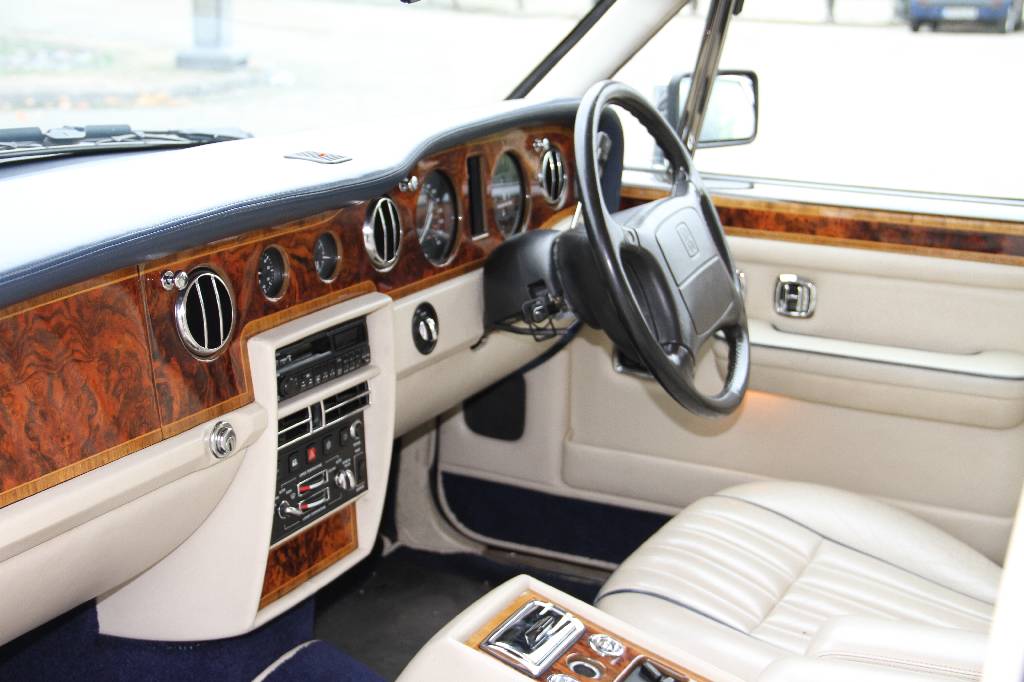 Detail g: Rolls-Royce Silver Spirit III, EZ 08.1994, Laufleistung 140.684 miles abgelesen, TÜV 11.2015, 180 kW/ 245 PS, dunkelblau, beige, Classic Data ...